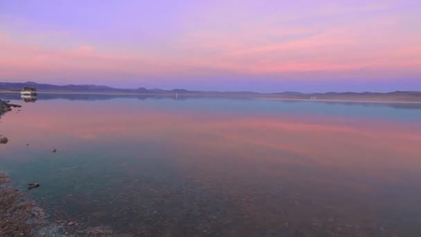 Tufa formations on Mono Lake little panning shot with colorful sunset — Stock Video