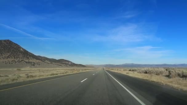 Движение по пустынной дороге в Долине Смерти , — стоковое видео