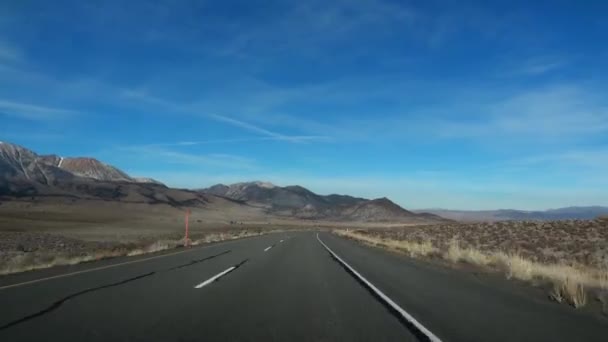 Vezetés lefelé Center Of Desert Road, színes kék ég — Stock videók