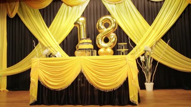 18 Feliz cumpleaños aniversario globo de oro con pastel y decoración de escenario — Vídeos de Stock