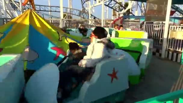 Touristen genießen die Spinning Thrill Ride, spielende Kinder genießen Fahrt 25. Dezember 2018 Kalifornien USA — Stockvideo