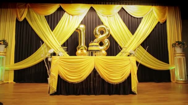 18 세 생일 축하 해 케이크와 무대 장식 이 있는 황금 풍선 — 비디오