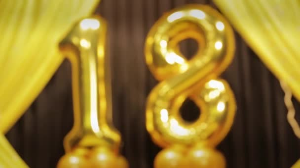 Número 18 dieciocho años aniversario globo de oro — Vídeos de Stock