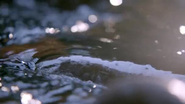 Detail des Wassers fließt über den Stein — Stockvideo