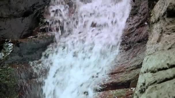 Ruisseau de chute d'eau tombant sur de grandes roches dans la forêt 