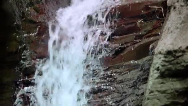Ruisseau de chute d'eau tombant sur de grandes roches dans la forêt 