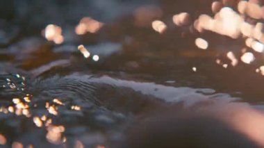 akan şelale ve kayaların üzerinden akan su dalgası