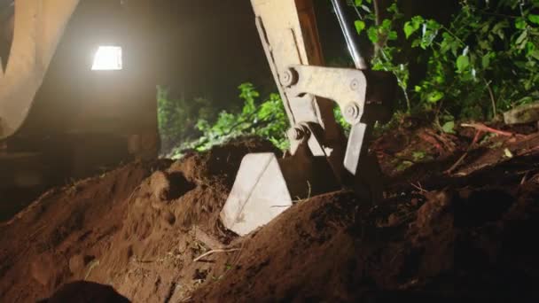 CHENNAI, INDE - 12 SEPTEMBRE 2019 : Seau d'excavation creusant dans la saleté et les roches sur un chantier de construction — Video
