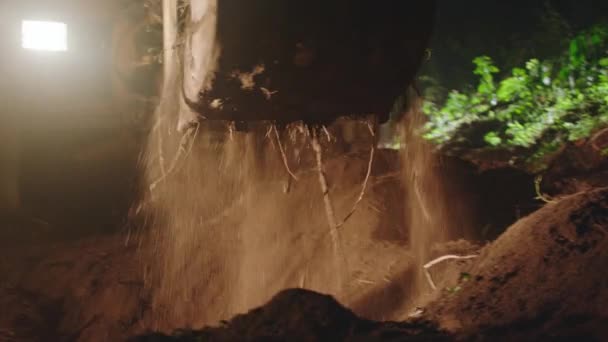 印度钦奈- 2019年9月12日：建筑挖掘机挖掘和倾倒在土堆之夜 — 图库视频影像