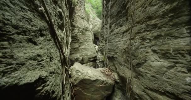 Cascata. Primo piano della piccola cascata dalla montagna rocciosa.La macchina fotografica che scende sopra la collina e la cascata . — Video Stock