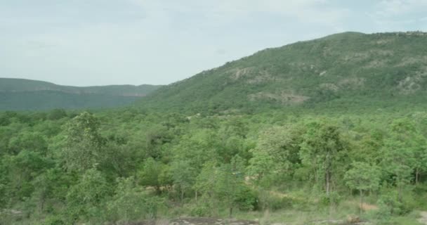 Montagnes végétation tropicale paysages étonnants fond brumeux énormes grands milieux de montagne — Video