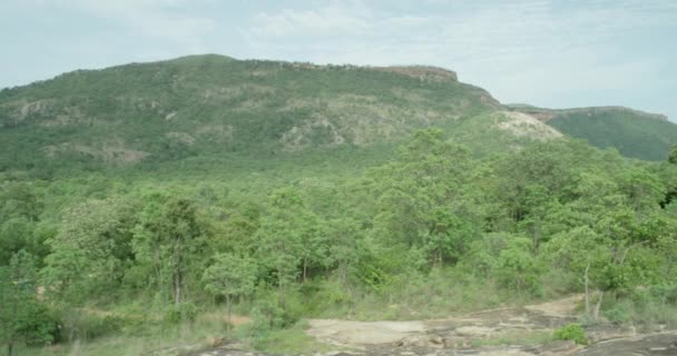 Montagnes végétation tropicale paysages étonnants fond brumeux énormes grands milieux de montagne — Video