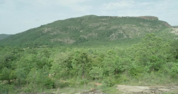 Montagnes végétation tropicale paysages étonnants fond brumeux énormes grands milieux de montagne — Video