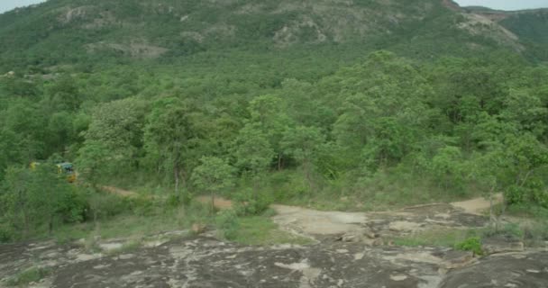 A câmera está lentamente panning e mostrando uma vista panorâmica do uma enorme gama de montanhas de florestas — Vídeo de Stock