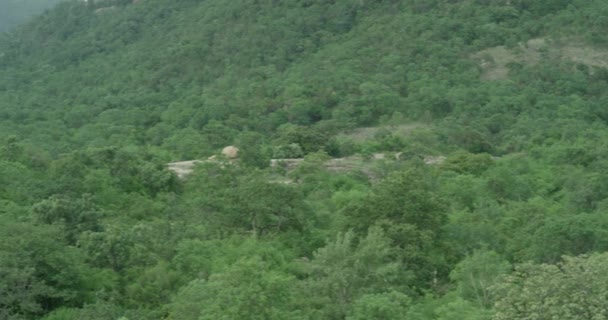 La caméra tourne lentement et montre une vue panoramique sur une énorme montagne 