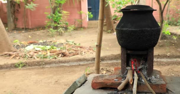 아침에 땔나무를 사용하여 요리하는 마을 사람들 — 비디오