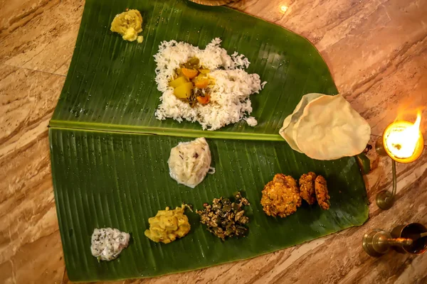 Riz indien à la feuille de banane, Repas végétariens servis sur feuille de banane, cuisine traditionnelle sud-indienne . — Photo