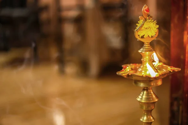 Lampe à huile traditionnelle en laiton indien du sud 'Nilavilakku'. Lors d'événements comme la crémaillère, Cette photo est prise lors d'une célébration du jour du festival dans la maison — Photo