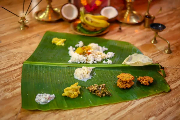 Tradycyjne jedzenie serwowane na liściu banana w dniu Festiwalu w Kerala, South India — Zdjęcie stockowe