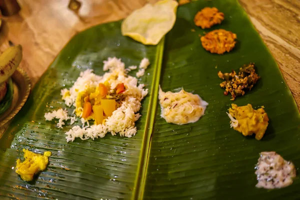 Plats servis sur feuille de banane, cuisine traditionnelle sud-indienne — Photo