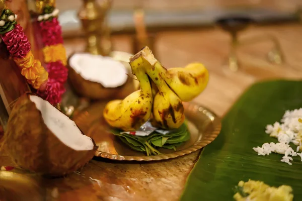 节日期间的南印度人祈祷项目，带有香蕉和槟榔叶的椰子，香蕉叶上的素食, — 图库照片