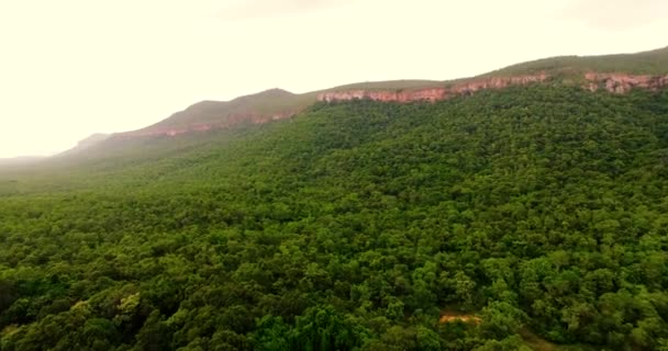 Paysage incroyable avec des montagnes couvertes de forêts tropicales verdoyantes — Video