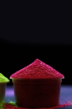 Konsept: Hint renkleri bayramı. Mutlu Holi için renkli gulal (toz rengi)