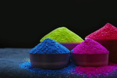 Konsept: Hint renkleri bayramı. Mutlu Holi için renkli gulal (toz rengi)