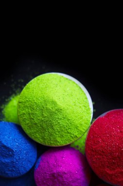 Mutlu bayramlar. Holi adlı Hint renk festivaline katılın