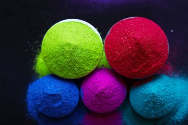 Mutlu bayramlar. Holi adlı Hint renk festivaline katılın