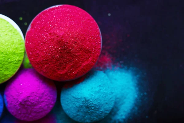 Koyu arkaplanda izole edilmiş kâselerdeki renkli holi tozunun üst görüntüsü. Mesaj için yer var. Mutlu bayramlar.
