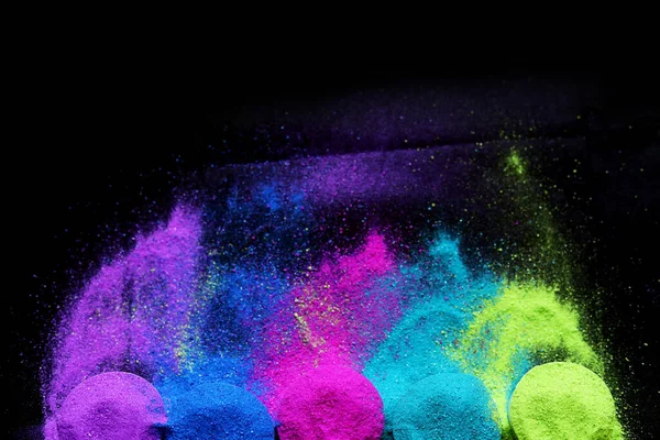 Draufsicht Auf Bunte Traditionelle Holi Puder Schalen Isoliert Auf Dunklem — Stockfoto