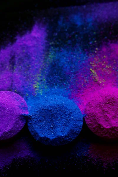 Ovanifrån Färgglada Holi Pulver Tre Skålar Isolerad Svart Bakgrund — Stockfoto