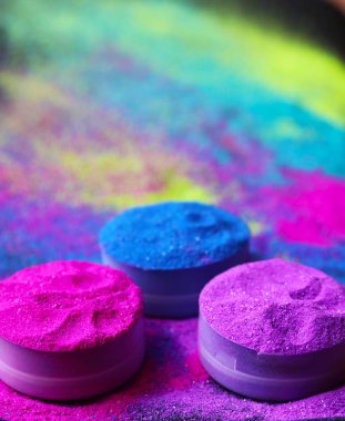 Hint Holi festivali için parlak renkler. Mutlu Holi için renkli gulal (toz rengi)
