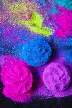 Holi festivalleri için kâsede organik Gulal renkleri