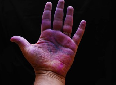 Genç çocuk festivallerde renk tozuna el boyamış.