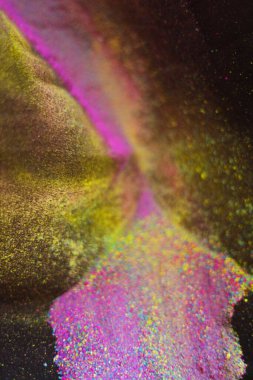 Siyah arka planda çok renkli toz patlaması. Renkli bulut. Renkli toz patlaması