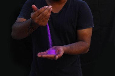 Hindu bahar renk festivali için holi pudralı el manzarası.