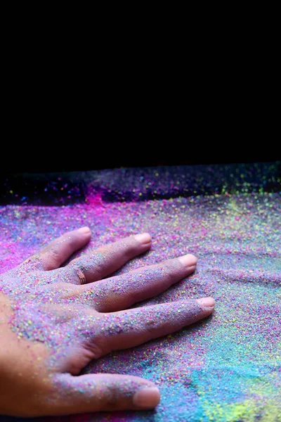 Ausgeschnittene Ansicht Der Hand Mit Mehrfarbigen Holi Puder Hintergründen — Stockfoto