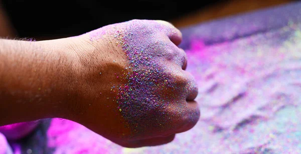 Ręka Kolorowym Proszkiem Farby Holi Czarnym Tle — Zdjęcie stockowe