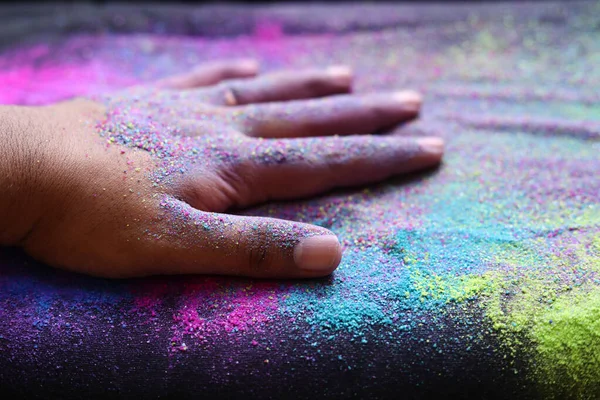 Обрезанный Вид Руки Разноцветным Порошковым Фоном Холи — стоковое фото