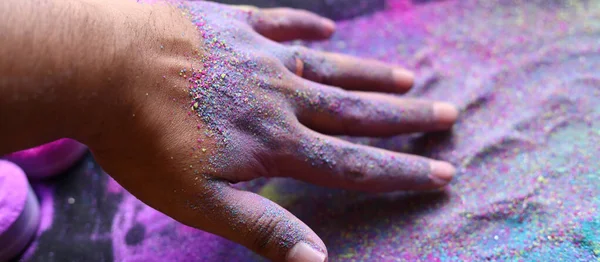 Beskuren Över Handen Med Flerfärgade Holi Pulver Bakgrunder — Stockfoto