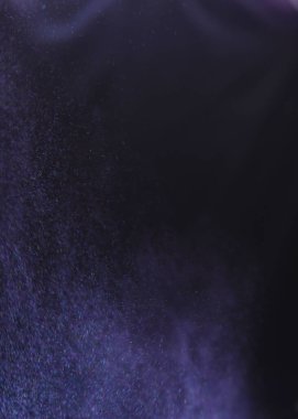 Siyah arka planda renkli toz patlar. Hint Holi festivalini kutlayın