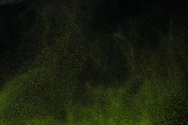 Siyah arka planda renkli toz patlar. Hint Holi renk festivalini kutlayın