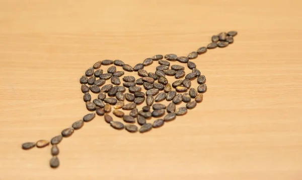 Forma Corazón Hecha Semillas Sandía Composición Aislada Sobre Las Mesas — Foto de Stock