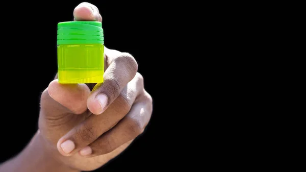 Mano Primer Plano Sostiene Una Pequeña Botella Verde Con Pastillas —  Fotos de Stock