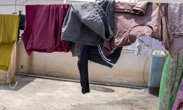 Temiz giysiler kuru kalsın diye asılmış. Ev aktivitesi, çamaşır..