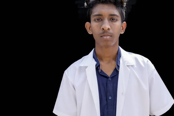 Selbstbewusste Junge Ärztin Posiert Auf Schwarzem Hintergrund Konzepte Von Medizinern — Stockfoto