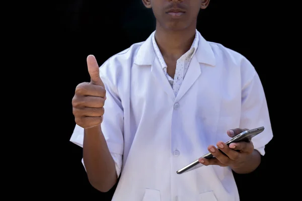 Médico Dando Lhe Boa Notícia Fazendo Polegares Gesto Fundos Negros — Fotografia de Stock