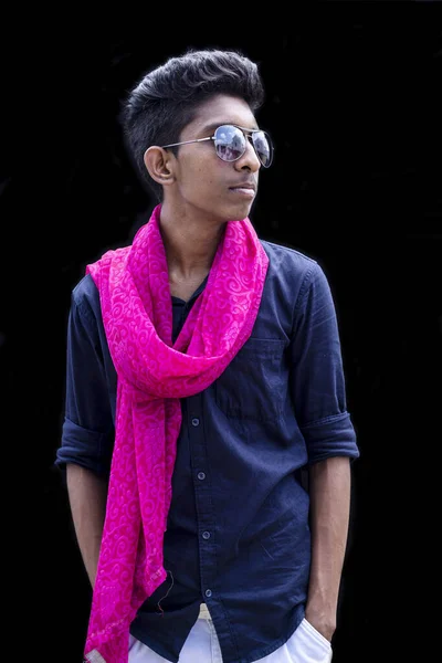 Modischer Junger Mann Vor Schwarzem Hintergrund — Stockfoto